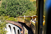 Der gelbe Zug 'Le train jaune' auf der Brücke Pont Séjourné, Ligne de Cerdagne, Vallée de la Têt, Villefranche-de-Conflent, Pyrénées-Orientales, Okzitanien, Frankreich