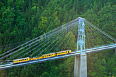 Blick auf den gelben Zug 'Le train jaune' auf der Brücke Pont Gisclard, Ligne de Cerdagne,  Vallée de la Têt, Villefranche-de-Conflent, Pyrénées-Orientales, Okzitanien, Frankreich