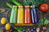 Flaschen mit verschiedenen Frucht- oder Gemüsesäften