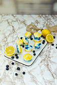Zitronen-Blaubeer-Macarons