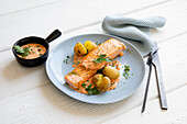 Salmon with potatoes and paprika curd cheese