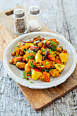 Pumpkin salad with chickpeas, apple and cashew nuts