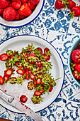 Erdbeermarmelade zubereiten - Erdbeeren putzen