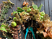 DIY-Kranz aus getrockneten Blüten und grünen Äpfeln binden