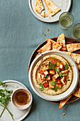 Hummus mit knusprigem Halloumi und Minz-Dressing
