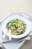 Linguine mit Krabben, Rucola und Pinienkernen