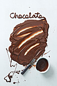 Kuvertüre mit Schriftzug 'Chocolate' auf hellem Untergrund