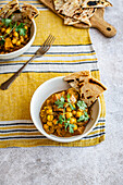 Butternusskürbis-Kichererbsen-Curry mit Kokosmilch und frischem Naan