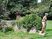 Steinstatue der Pandora in einem Park