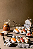 Sushi-Platten mit verschiedenen Sushi (Japan)