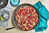 Persischer Shirazi-Salat mit Gurke, Tomate, roten Zwiebeln und Granatapfelkernen (Iran)