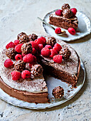 Schokoladenmousse-Torte mit Baiser, Himbeeren und Knusperkugeln