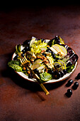 Herbstlicher Salat mit Blauschimmelkäse, Trauben, Stangensellerie und Walnüssen