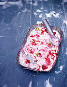 Eton-Mess-Eiscreme mit Erdbeeren und Sahne