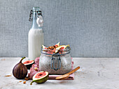 Chiapudding mit Feigen und Granola