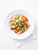 Penne mit frischen Tomaten und Zucchini