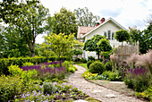 Geschwungener Gartenweg mit Kies und Trittplatten