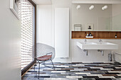 Designerstuhl im modernen Bad mit Doppelwaschbecken