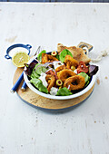 Crispy bowl 'Mykonos' with squid rings