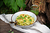 Spaghetti mit veganem Spinat-Pesto, Pinienkernen und Röstzwiebeln
