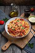 Spaghetti mit Tomatensoße und veganem Parmesan