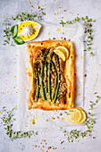 Tart with pesto and green asparagus