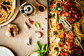 Spaghetti mit Knoblauch, Tomaten und schwarzen Oliven