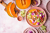 Melonen-Gurken-Salat mit Schinken, Feta und Blüten