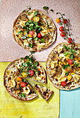 Buchweizenpizza mit Austernpilzen, Artischocken und Brunnenkresse