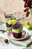 Zweifarbiger Trauben-Smoothie mit Aronia, Ingwer, Sesam und Heidelbeeren