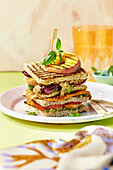 Club Sandwich mit Auberginenpaste und Curry-Omelettes