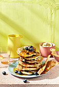 Blueberry-Dinkel-Pancakes mit Soja-Bacon und Cashewbutter