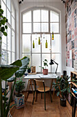 Hängende Flaschen mit Windlichtern über Schreibtisch, im Arbeitsbereich mit Zimmerpflanzen