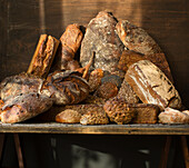 Verschiedene, rustikale Brote auf Holztisch