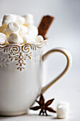 Tasse heiße Schokolade und Mini-Marshmallows mit Zimtstange und Anisstern
