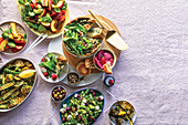 Frühlingstarte und verschiedene Grillsalate mit Oliven und Feta, mit Zucchini und mit Nektarinen