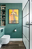 Badezimmer mit grün gestrichener Holzwand und Duschabtrennung im Industriestil