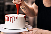 Dripping Cake mit roter Glasur verzieren