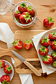 Frische Erdbeeren im Glasgefäß und auf Teller