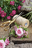 Miniblumenstrauss aus Spiraea, Rose und Nelken
