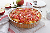 Tart on shortcrust pastry with apple slices arranged in flowers