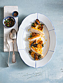 Paella mit Muscheln und Hühnerbrust
