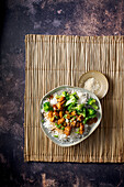 Hühnchen-Teriyaki mit Brokkoliröschen auf Reis (Asien)