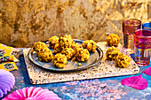 Boondi Laddu (Frittierte süsse Klösschen aus Kichererbsenmehl und Safran, Indien)