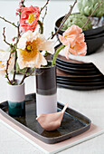 Tablett mit Mohnblüten und Dekovogel als Tischdekoration
