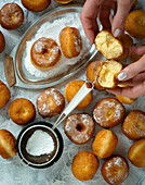 Donuts mit Puderzucker