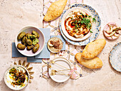 Labneh, Hummus, Falafel und Fladenbrot (Menü, Mittlerer Osten)