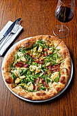 Pizza with goat's cheese, leeks, spring onions, garlic and pancetta
