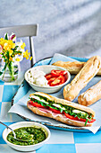 Panuozzo-Sandwich mit Schinken, Tomaten, Mozzarella und Pesto