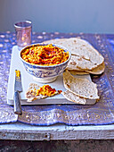 Saaten-Fladenbrote mit Butternuss-Harissa-Hummus